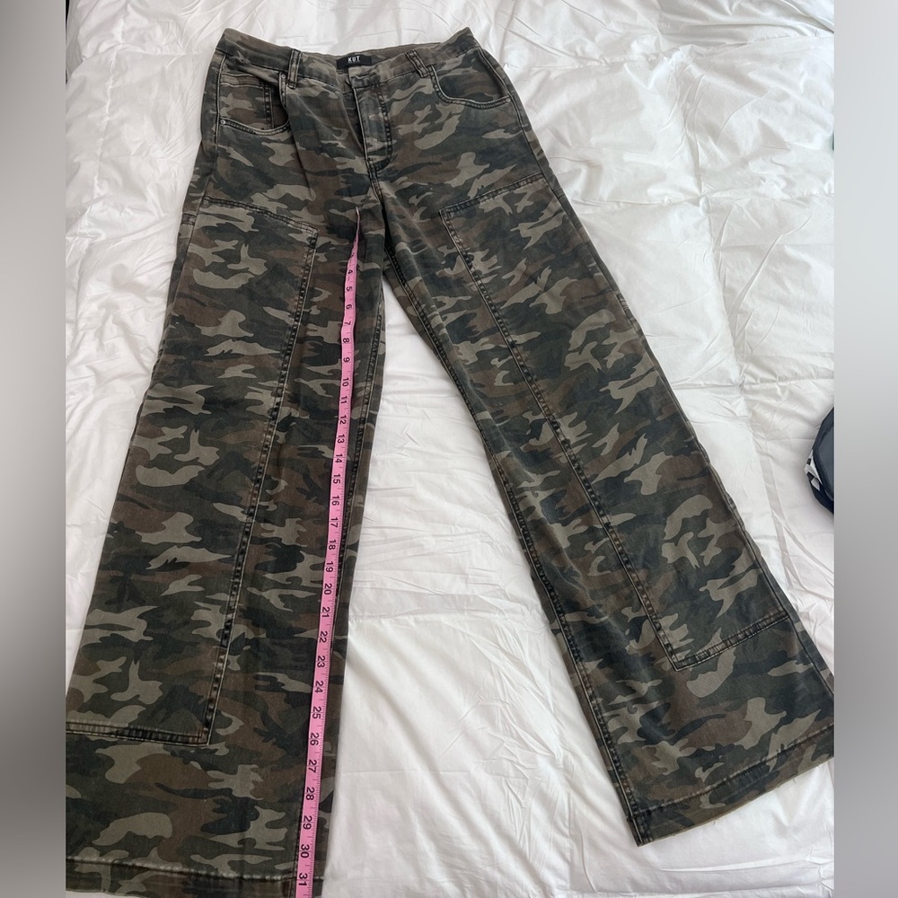 Kut from the Cloth Camouflage Cargo Pants size 4